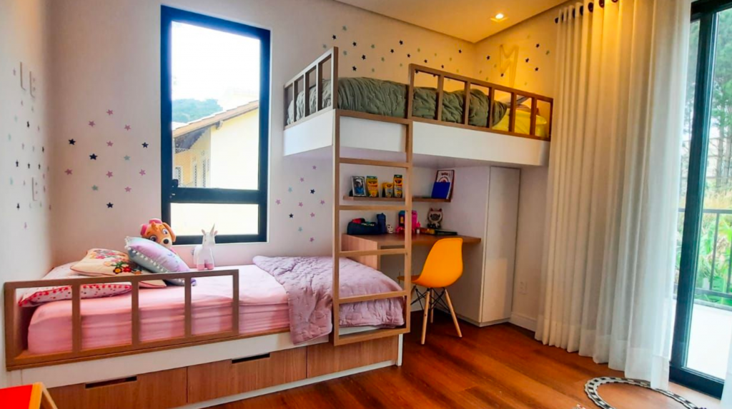 Móveis sob medida em quarto infantil, aproveitando o espaço disponível para duas camas e mesa de estudos.