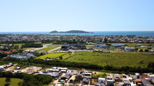 Cena aérea Portal do Ribeirão - Oka Floripa e Ilha do Campeche ao fundo.